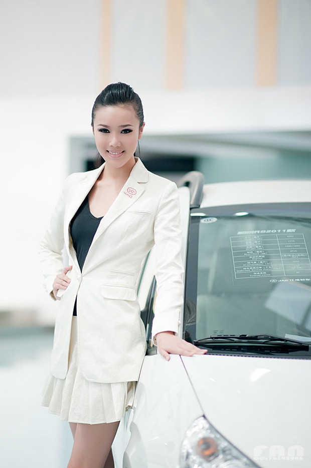 合肥车展OL美女很纯很白很诱人(图8)