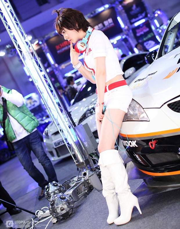 看不够的迷人韩国美女车模—韩敏智(图7)