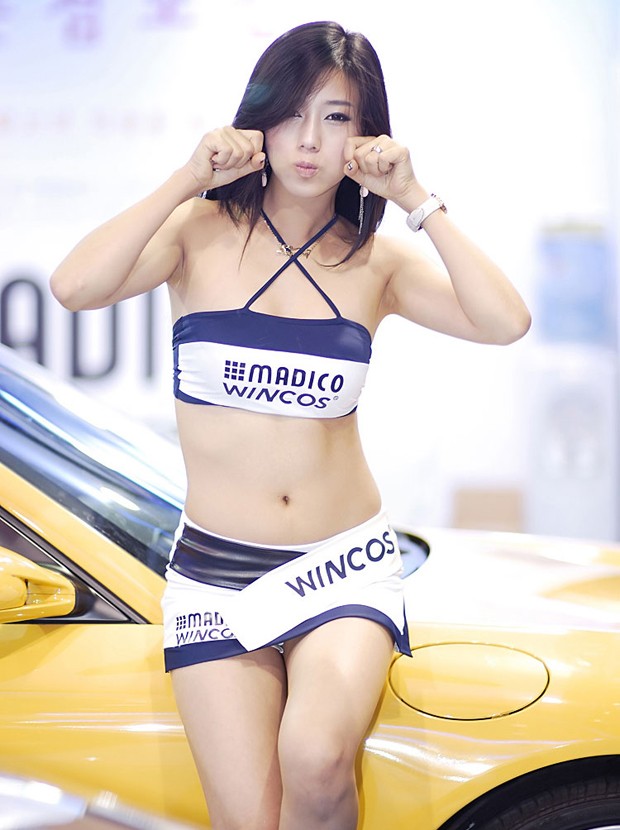 韩国紫衣车模尹惠熙长发飘飘(图15)