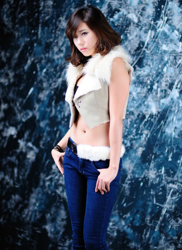 韩国紫衣车模尹惠熙长发飘飘(图7)