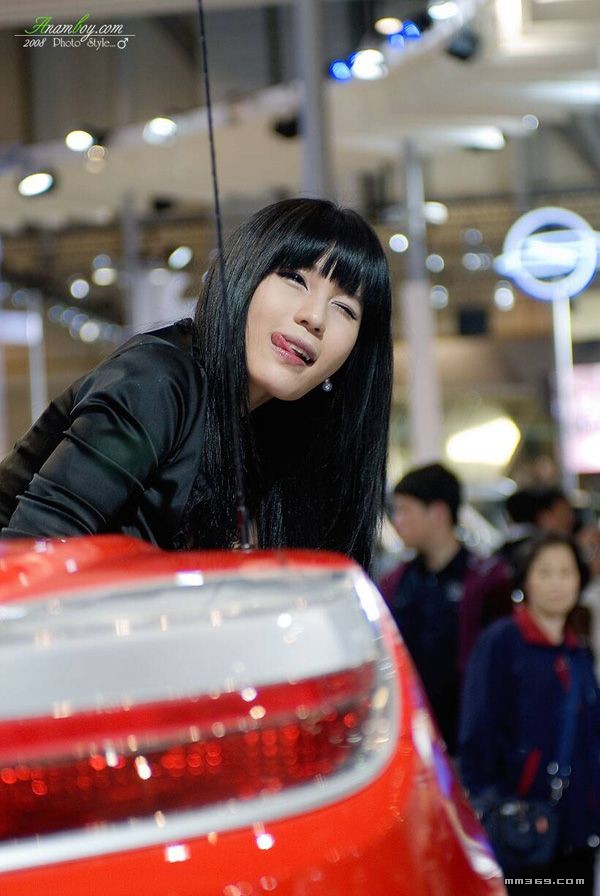 靓丽车模表情极其搞怪(图3)