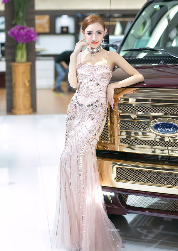 激情绅士座驾爆乳性感车模(图8)