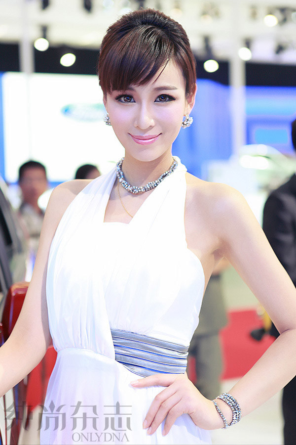 易车美女车模女神范有气质(图7)