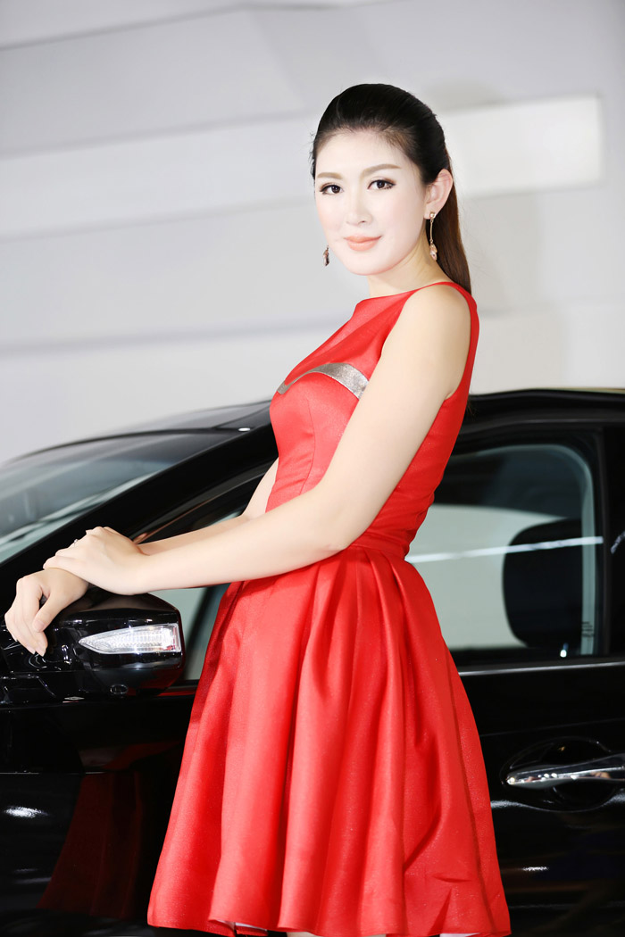 2014北京车展香车美女爆棚(图11)