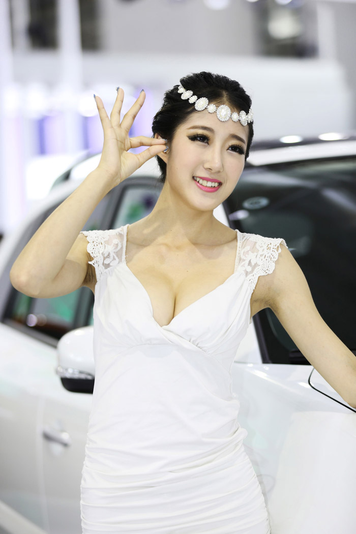 2014北京车展香车美女爆棚(图13)