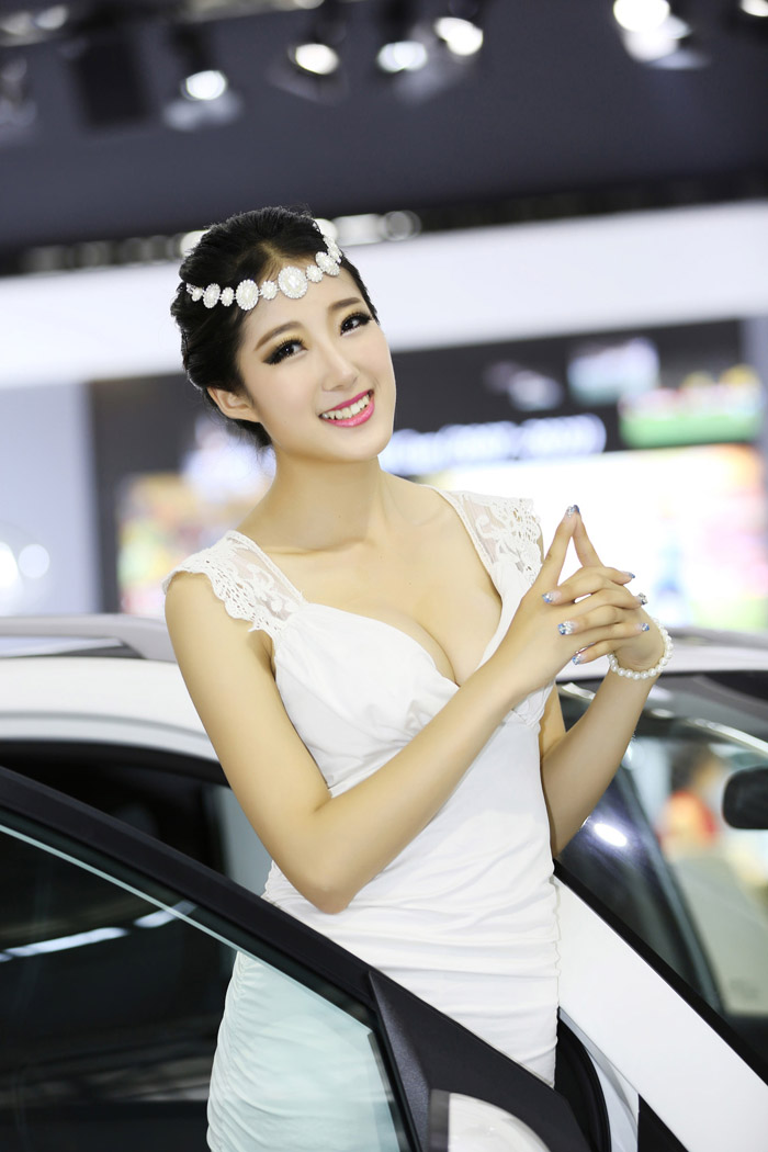 2014北京车展香车美女爆棚(图14)