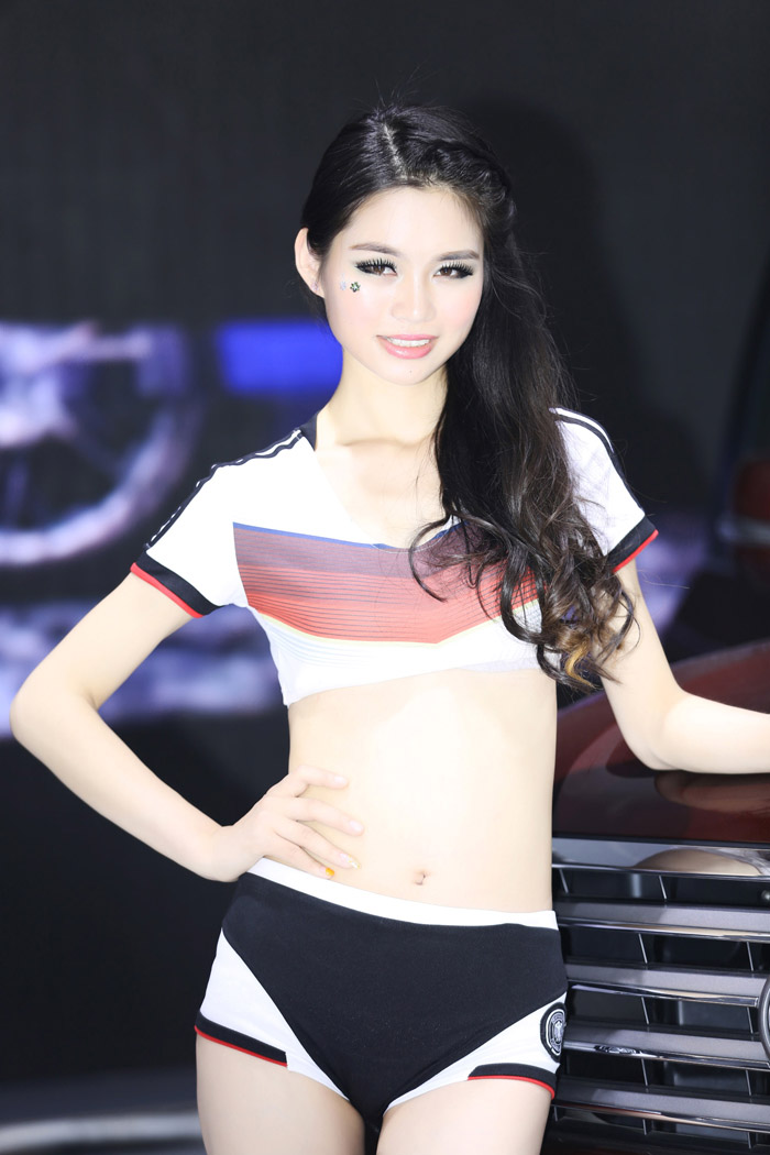 2014北京车展香车美女爆棚(图18)