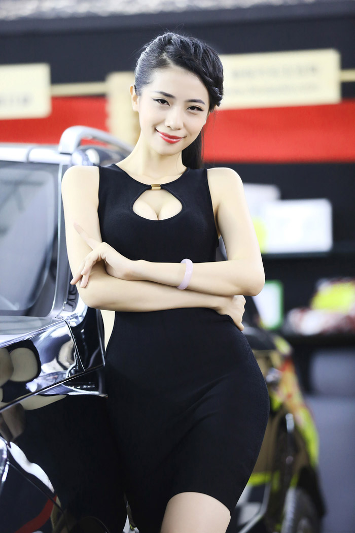 2014北京车展香车美女爆棚(图19)