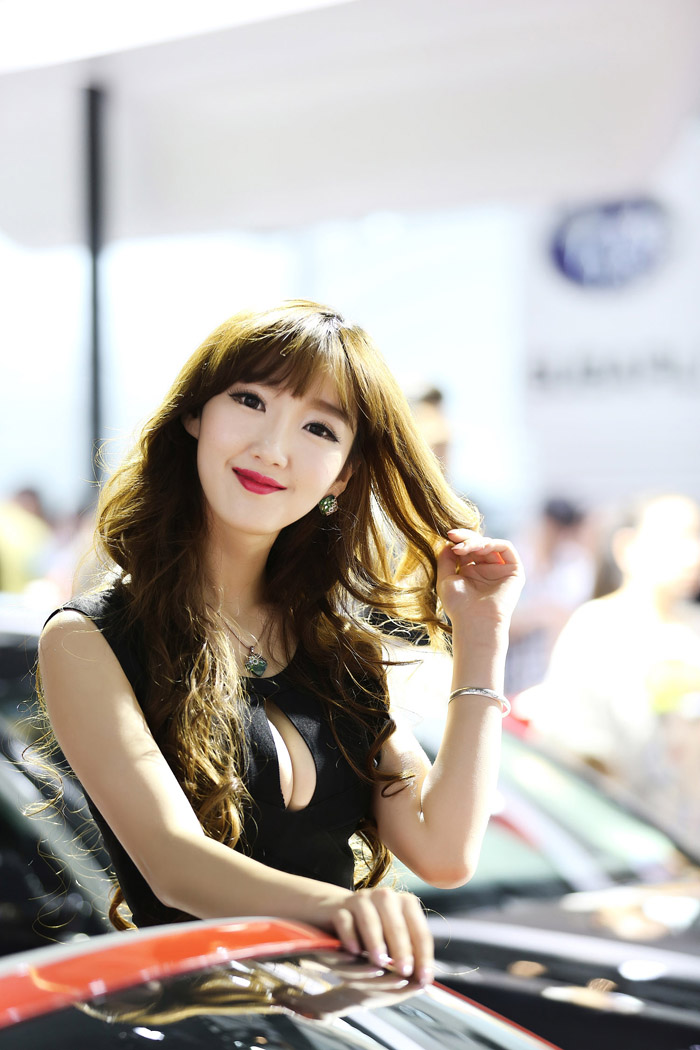 2014北京车展香车美女爆棚(图21)