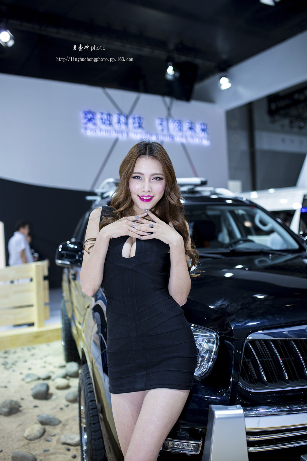 2014广州车展冷艳车模秀美腿(图9)