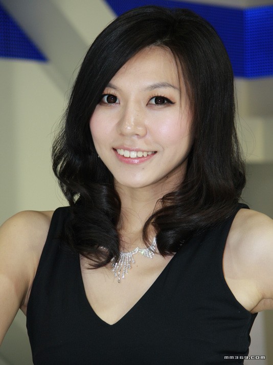 现代展台上的甜美可爱模特(图19)