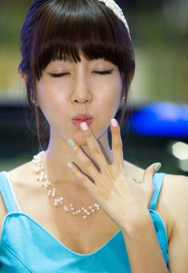 可爱韩国车模崔星儿车展写真图片(图2)