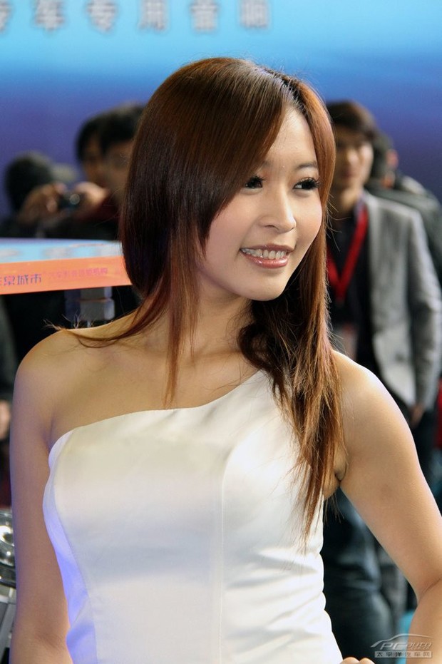 白皙柔美车模MM展现惹火美丽身材(图4)