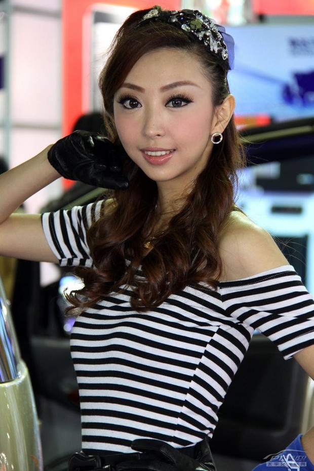 白皙柔美车模MM展现惹火美丽身材(图7)