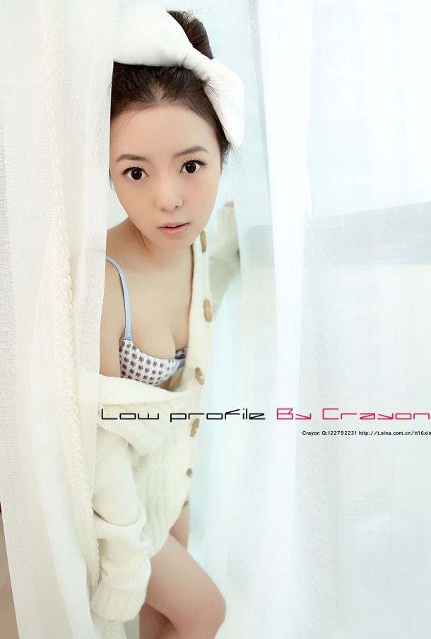 白玉娃娃大眼睛玩小性感(图2)