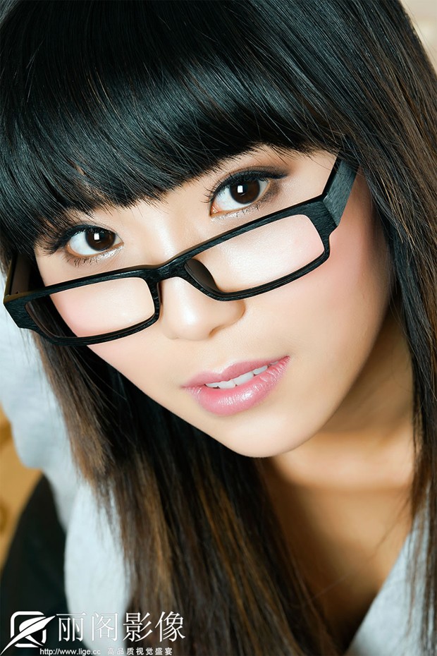 清纯90后女生雅旋扮酷高清美图(图2)