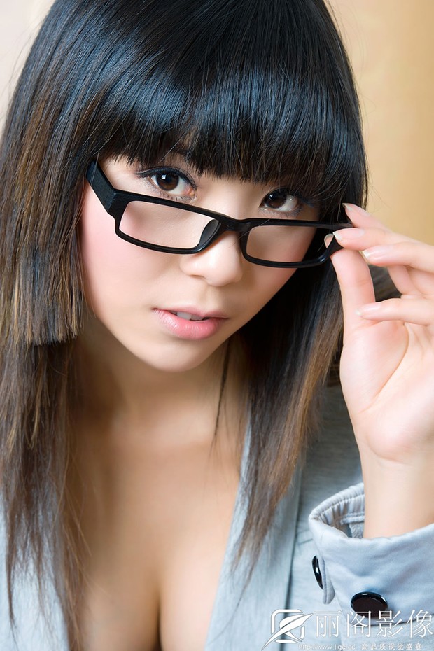 清纯90后女生雅旋扮酷高清美图(图5)