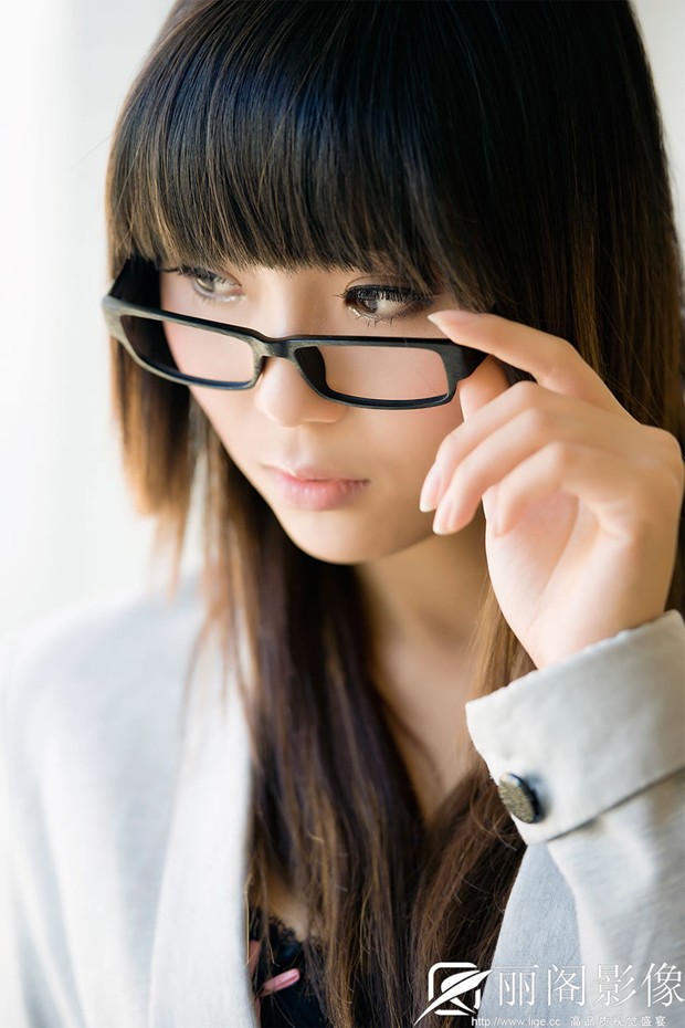 清纯90后女生雅旋扮酷高清美图(图7)