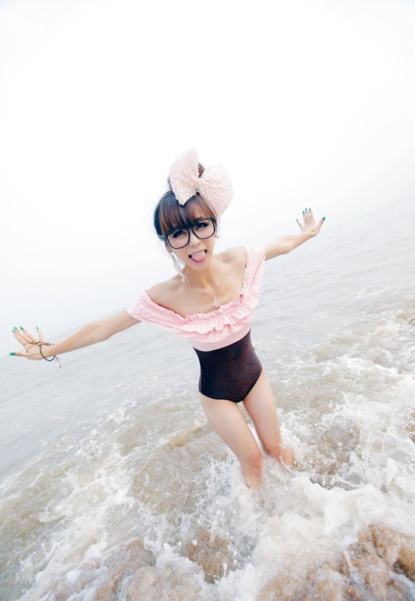 90后小萝莉泳衣靓丽写真(图10)