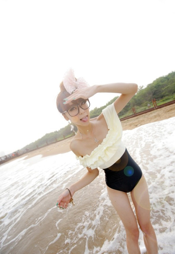 90后小萝莉泳衣靓丽写真(图11)