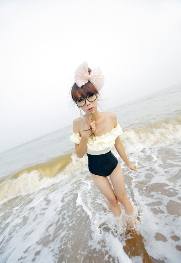 90后小萝莉泳衣靓丽写真(图12)