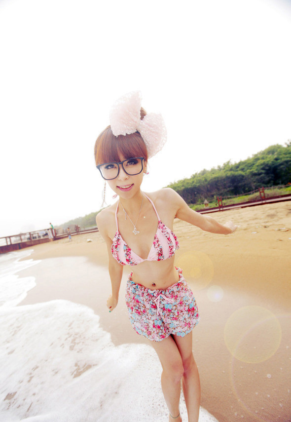 90后小萝莉泳衣靓丽写真(图2)