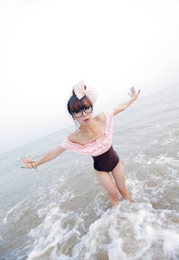 90后小萝莉泳衣靓丽写真(图3)