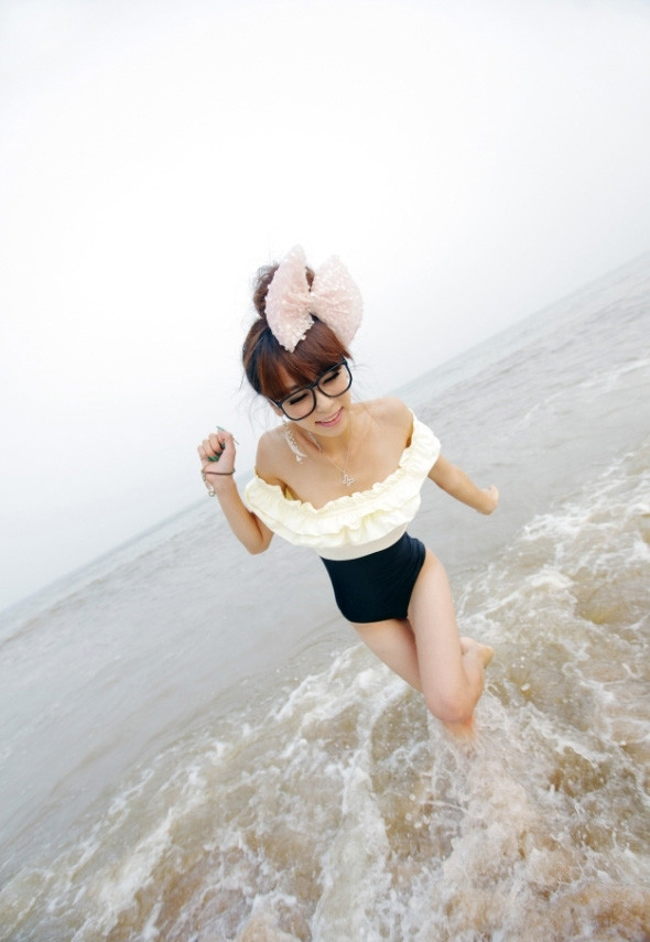 90后小萝莉泳衣靓丽写真(图4)