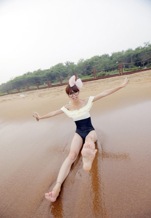 90后小萝莉泳衣靓丽写真(图9)