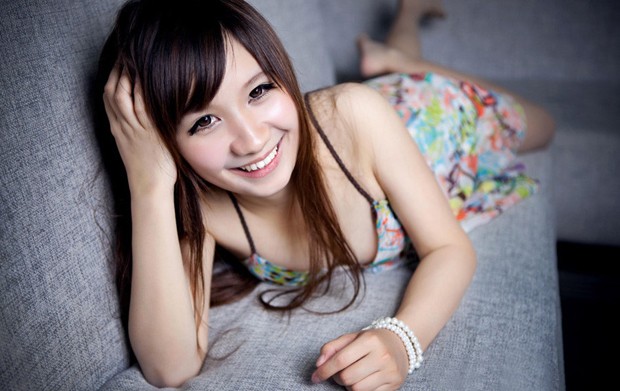 碎花裙美女超养眼私房照(图3)