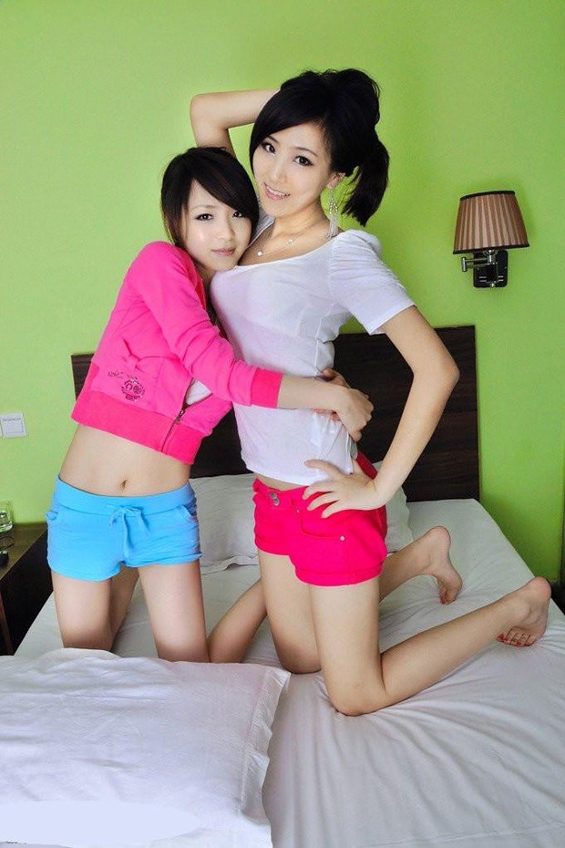 靓丽姐妹花居家卧室玩双飞(图2)