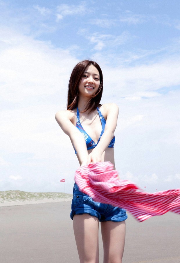 沙滩美女比基尼超清凉写真(图2)