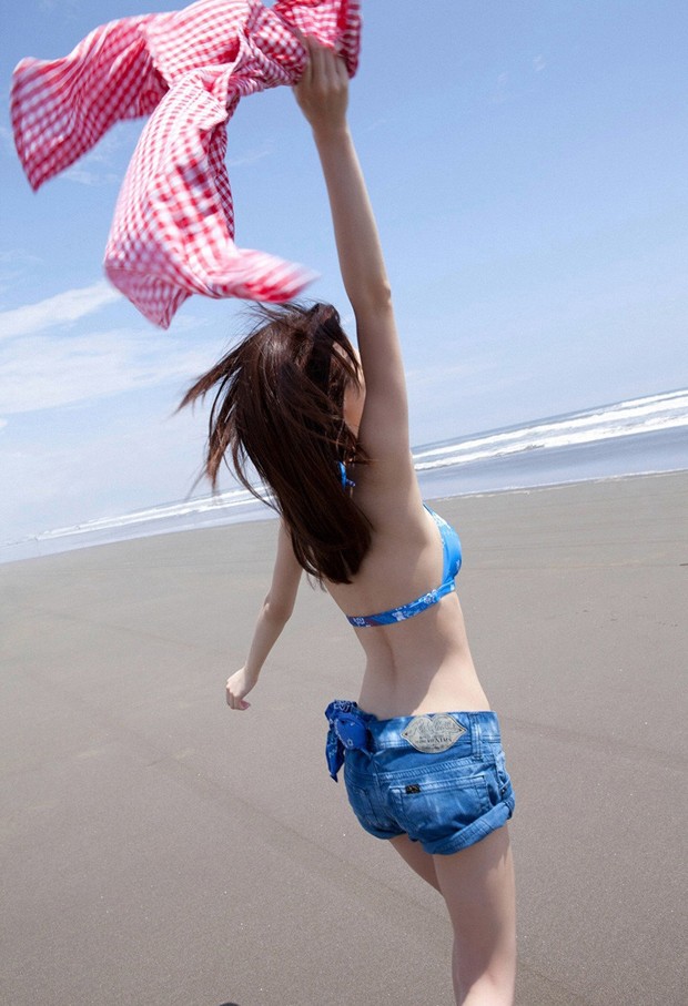 沙滩美女比基尼超清凉写真(图3)