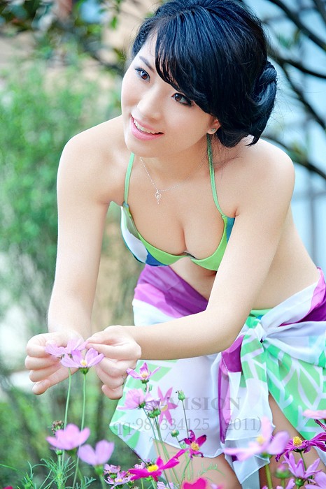 比基尼美女赏花玩水高清图(图2)
