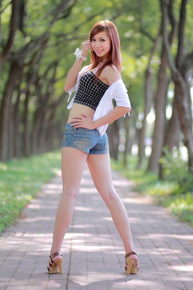 公园里的长腿美女 俊俏脸蛋很养眼(图3)