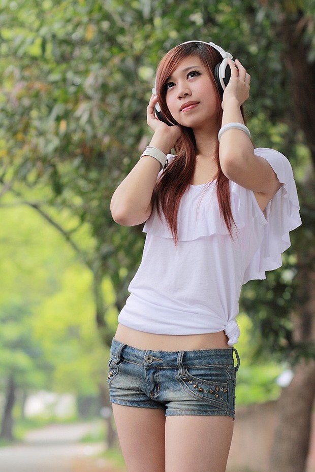 公园里的长腿美女 俊俏脸蛋很养眼(图6)