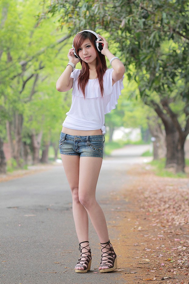 公园里的长腿美女 俊俏脸蛋很养眼(图7)