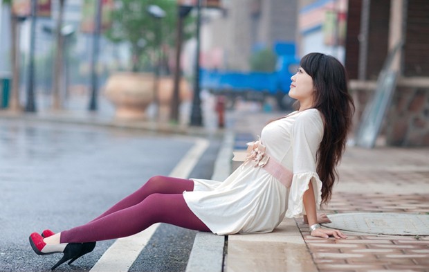 时尚街拍猫妖MM 小露沟沟展示好身材(图10)