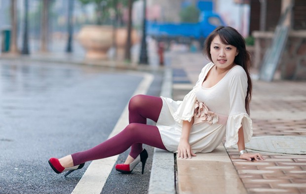 时尚街拍猫妖MM 小露沟沟展示好身材(图11)