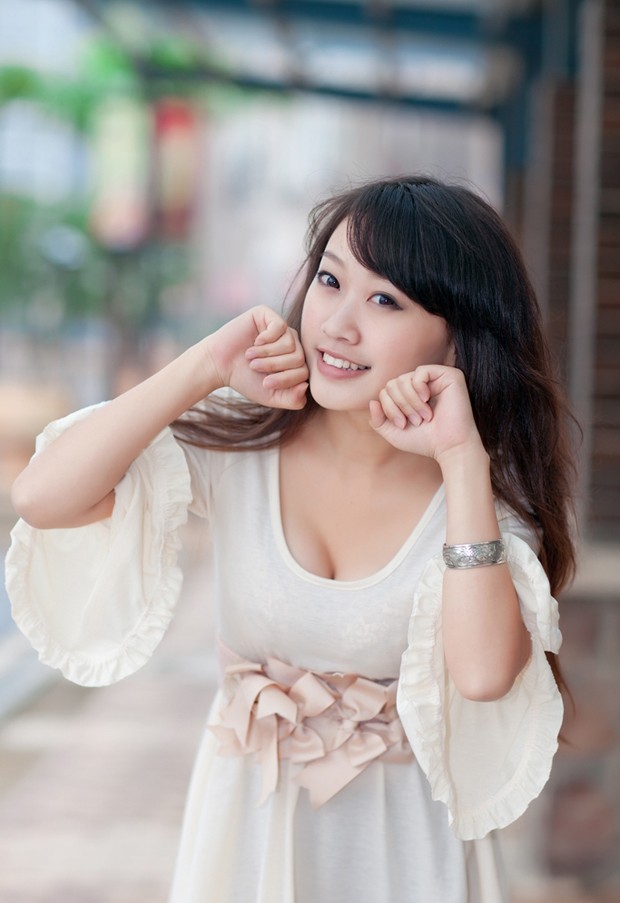 时尚街拍猫妖MM 小露沟沟展示好身材(图12)