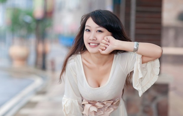 时尚街拍猫妖MM 小露沟沟展示好身材(图13)