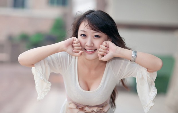 时尚街拍猫妖MM 小露沟沟展示好身材(图15)