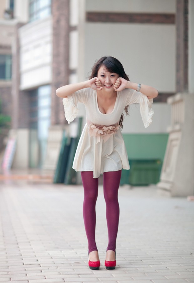 时尚街拍猫妖MM 小露沟沟展示好身材(图16)