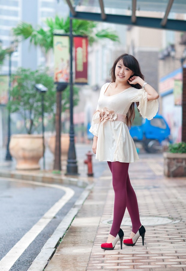 时尚街拍猫妖MM 小露沟沟展示好身材(图17)