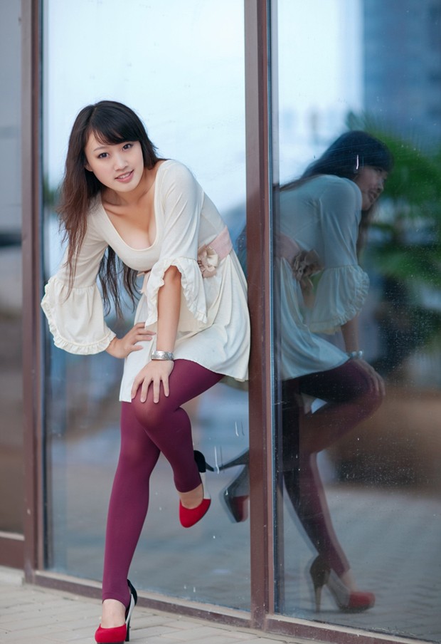 时尚街拍猫妖MM 小露沟沟展示好身材(图2)