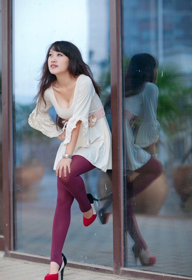 时尚街拍猫妖MM 小露沟沟展示好身材(图3)