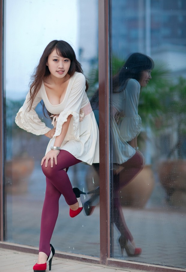 时尚街拍猫妖MM 小露沟沟展示好身材(图4)