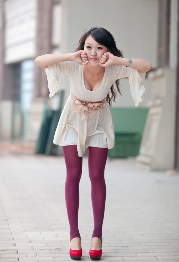 时尚街拍猫妖MM 小露沟沟展示好身材(图8)