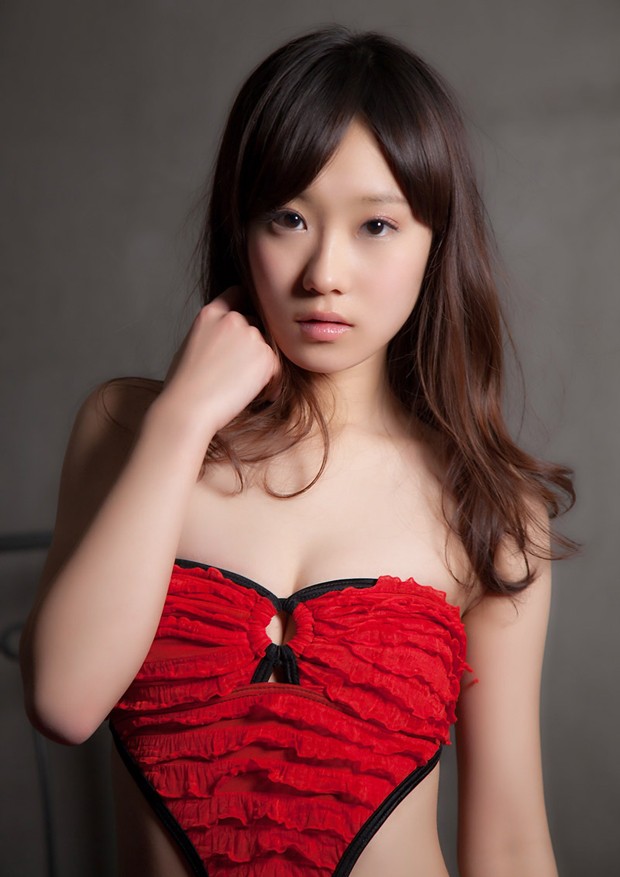 日本红衣小美人结城夏那靓丽写真(图2)