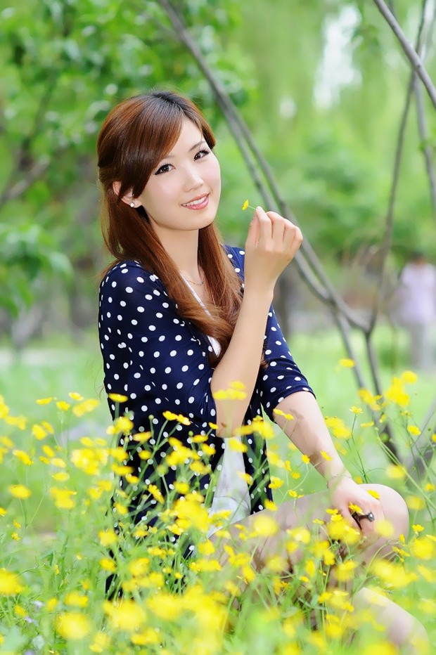 人比黄花儿美 美女高清室外人像摄影(图2)